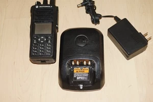Motorola XPR7550 VHF MotoTrbo Talkie mit Akku, Impres Ladegerät AAH56JDN9KA1AN - Bild 1 von 9