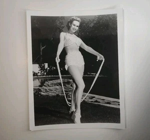 Pin Up vintage de Hollywood foto en blanco y negro 8x10 cuerda para saltar Virginia Mayo - Imagen 1 de 1