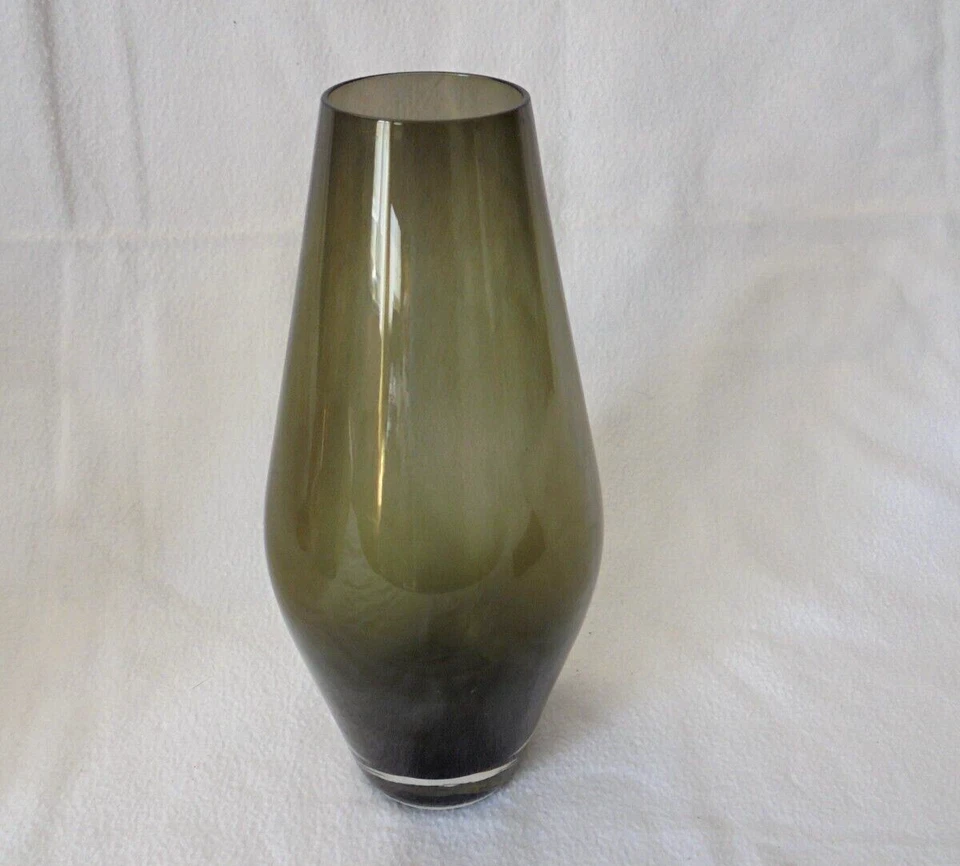 Vase in konischer Form dunkles Glas 60er Jahre Wagenfeld-Ära 23cm Mid Century - Bild 1 von 1