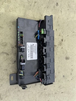 01-09 Mercedes W209 CLK320 CLK500 Rear Trunk SAM Fuse Relay Module 2095450901  - Image 1 of 4