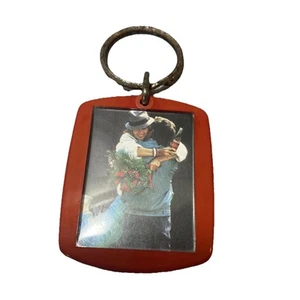Vintage Enjoy Coca Cola Come Couple Hugging Roses Flowers Keychain Key Ring - Picture 1 of 2