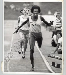 Foto de prensa Finish Line Shot MADELINE MANNING ganar competencia de atletismo de colección 1975 - Imagen 1 de 2