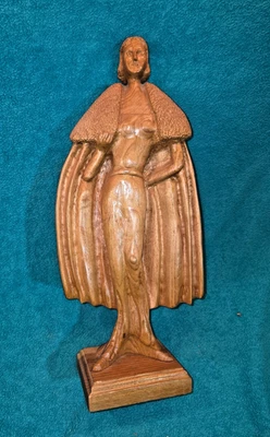 Arte popular de madera tallado a mano firmado y fechado artista local mujer con abrigo Foto 1 de 3