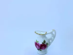 Vaso in miniatura dipinto a mano in porcellana con manico scala 1:12 - Foto 1 di 5