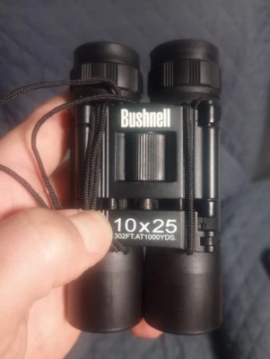 Bushnell Binoculars With Case 10 x 25 302ft.At 1000 YDS. 10x25. 302' feet. 1,000 - Image 1 of 4