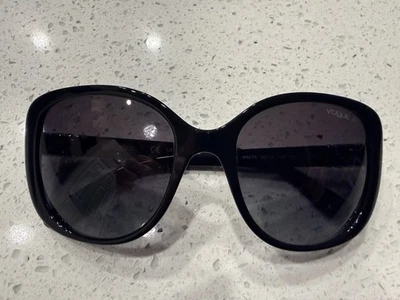 Gafas de sol Vogue VO 5155-S, negras, polarizadas, estuche rígido incluido Foto 1 de 4