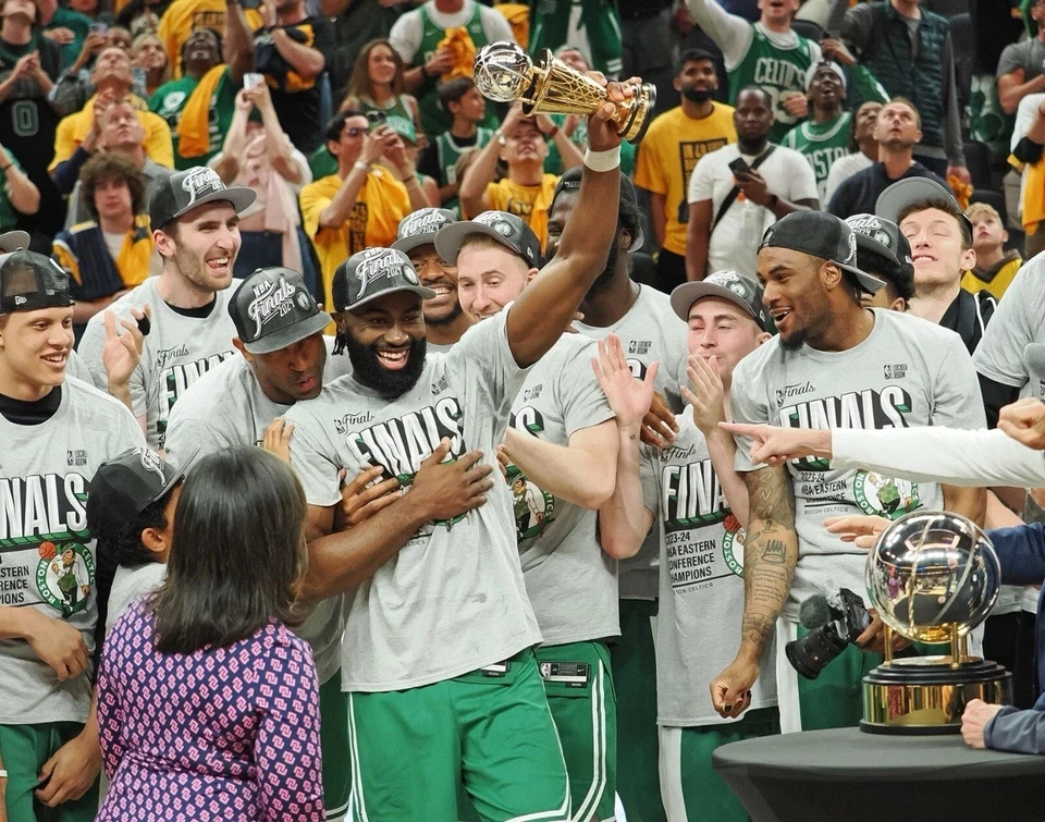 Foto de la NBA Jaylen Brown 2024 East Finals MVP Court Celly Boston Celtics 8x10 Foto 1 de 1
