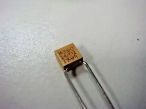(20) KEMET M39014/01-1298 Capacitor 82pF 200V X7R 10% Radial 5.08mm 0.01%FR 125C - Picture 1 of 3