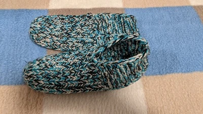 Handgestrickte Hausschuhe aus hochwertiger Wolle - Bild 1 von 2