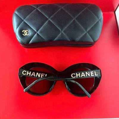 Gafas de sol Chanel con logotipo dorado Foto 1 de 4