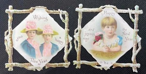 JUEGO/2 VICTORIANOS TROQUELADOS AÑOS NUEVO RAMITAS NIÑAS ROSAS SOMBREROS VESTIDOS NIÑO AÑOS 1880 - Imagen 1 de 4