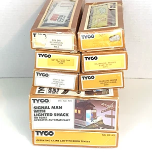 Tyco HO Konvolut 8 Stück sehr schöne Güterwagen, Kran & Ausleger, beleuchtete Hütte - Bild 1 von 6