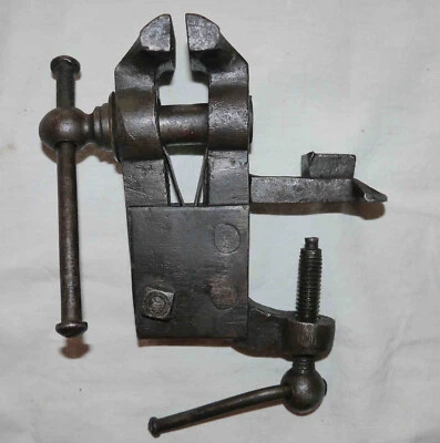 Très ancien mini étau de table (plutôt pour décoration) - Photo 1/4