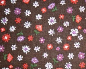 Vintage 70er Baumwollstoff braun mit rot lila & weiß kleine Blumen 45,5" x 2+ Yds - Bild 1 von 8