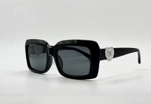 Neue authentische Chanel Sonnenbrille 5520 501/S4 schwarz mit weißem CC-Logo - Bild 1 von 9