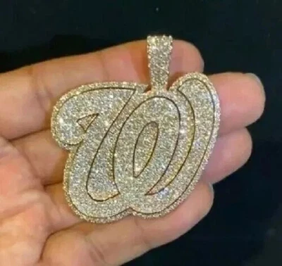 Colgante inicial personalizado de moissanita real de corte redondo de 2,30 quilates enchapado en oro amarillo de 14 quilates Foto 1 de 4