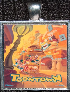 Collar colgante de joyería Disneyland póster de atracción de Mickeys Toontown Goofy - Imagen 1 de 1