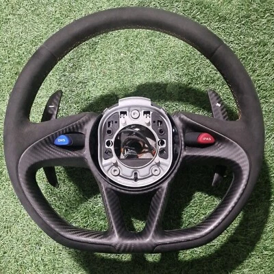 Volante McLaren P1 original do fabricante com costura laranja MSO, fibra de carbono - Imagem 1 de 4