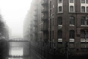 Bild Alu-Dibond Photodruck Hamburg - Speicherstadt bei Nebel - Kunst Wandbild - Bild 1 von 4