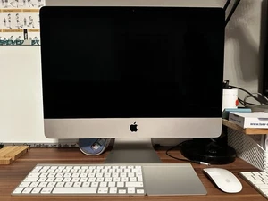 iMac 21,5” 4K (Late 2015) (8G/1T) mit Magic-Zubehör und Displayhülle - Bild 1 von 3