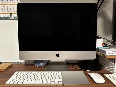 iMac 21,5” 4K (Late 2015) (8G/1T) mit Magic-Zubehör und Displayhülle - Bild 1 von 3