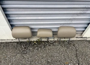 Juego de reposacabezas trasero Land Cruiser 1998-07 bronceado/beige OEM leer - Imagen 1 de 8