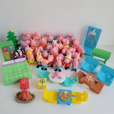 Lote 50 Figuras Peppa Pig Accesorios Cama Sillas Shiwer Árbol Pizza Mesa Más Foto 1 de 4