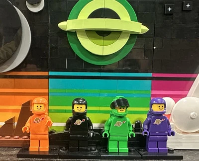 LEGO 4 Classic Spaceman, Purple Orange Black & B. Green W/ D. Green Tank/ Helmet - Image 1 of 2