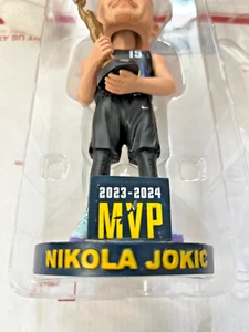 * Kratzer MVP Plakette * Nikola Jokic 2025 Nuggets MV3 Trophy Bobblehead SGA - Bild 1 von 5