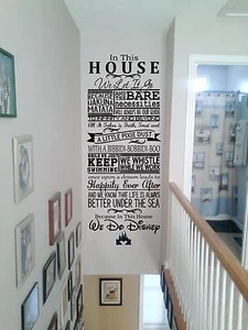 IN QUESTA CASA ~ Citazioni Disney ~ Adesivo Wall Art, Decalcomania, Murale 140 x 57 cm (5 piedi) - Foto 1 di 3