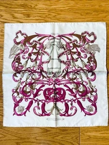 Bufanda de seda HERMES Carre 45 LE MORS A LA CONETABLE etiquetas multicolores sin caja sin usar. - Imagen 1 de 6