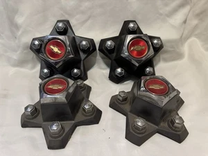 CHEVROLET MONTE CARLO RALLY COPRICERCHI CENTRALI OEM 14009835 Set di 4 - Foto 1 di 3