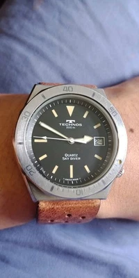 Reloj vintage de cuarzo TECHNOS SKY DIVER 200m para hombre  Foto 1 de 4