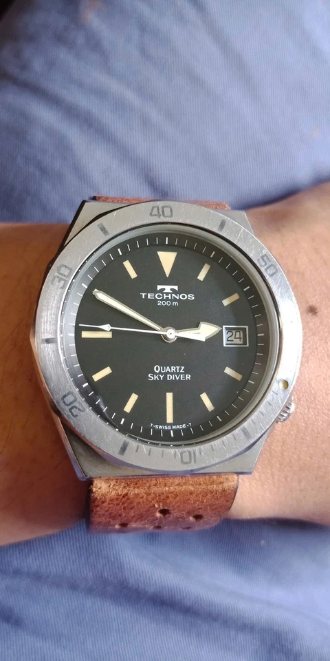 Reloj vintage de cuarzo TECHNOS SKY DIVER 200m para hombre  Foto 1 de 4
