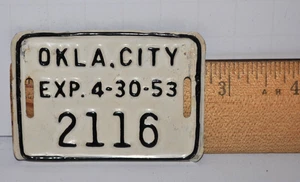Vintage Oklahoma City Fahrrad Nummernschild #2116 EXP 30.04.1953 weiß/schwarze Buchstaben - Bild 1 von 7