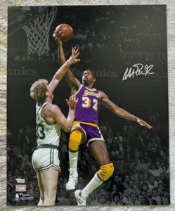 Magic Johnson Los Angeles Lakers Signed 16" x 20" Lay Up Over Larry Bird Photo - Picture 1 of 4
