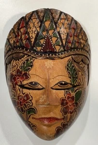 Máscara tribal ceremonial indonesia tallada a mano única floral colgada en la pared - Imagen 1 de 9