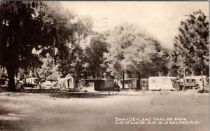 DELAND, FLORIDA - SHA-DE-LAND TRAILER PARK - 1950 - OLD POSTCARD - Picture 1 of 2
