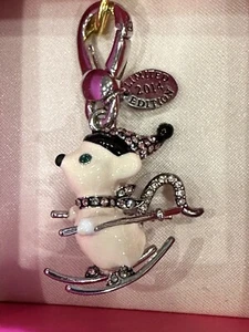 NEU MIT ETIKETT SELTEN JUICY COUTURE 2014 LIMITIERTE AUFLAGE SKI MAUS CHARM YJRU7322 - Bild 1 von 3