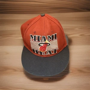 Sombrero vintage Miami Heat Mitchell & Ness clásico de madera dura SnapBack - Imagen 1 de 5