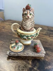 Estatuilla de gato Curious Cats té de fresa 2000 Lang & Wise Elizabeth King Brownd - Imagen 1 de 7