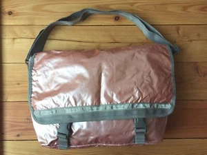 Lesportsac Pink Glitzer Messenger Bag - Bild 1 von 8
