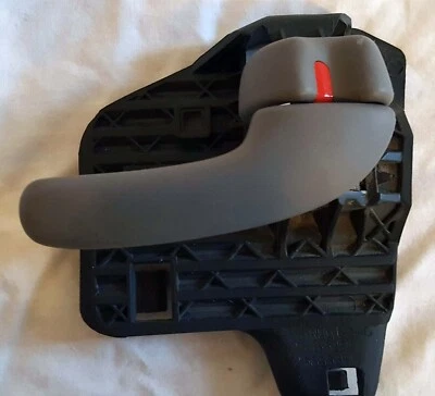 Внутренняя ручка передней правой пассажирской стороны Buick LeSabre 2000-2005 годов выпуска 256555299  - Изображение 1 из 4