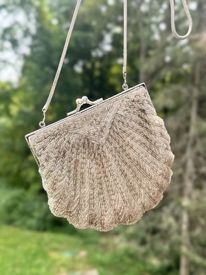 "Bolso de hombro de noche vintage con cuentas plateadas pequeño con cubierta HERMOSO 18"" caída" Foto 1 de 4