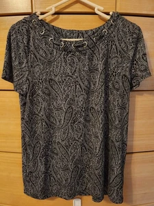 Liz Claiborne Top Damen M Paisley schwarz/weiß Kurzarm Ausschnitt Akzente Rundhals - Bild 1 von 6