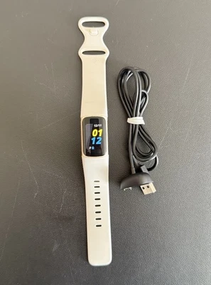 Rastreador avanzado de fitness y salud Fitbit Charge 5 - blanco lunar/dorado suave Foto 1 de 4