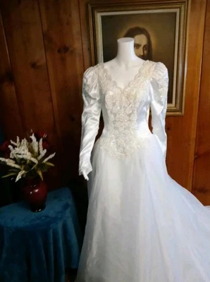 Gorgeous Alfred Angelo Wedding Dress White Satin/Organza Size 8 V- Neck #15 - Image 1 of 4
