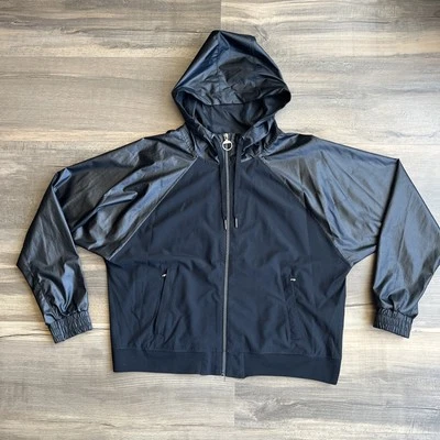 Jaqueta com capuz Calvin Klein Performance feminina preta corta-vento pista média  - Imagem 1 de 4