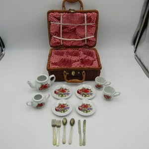 Delton Puppe Teeservice Porzellan Teller Tassen Silberbesteck Weide Picknickkorb Spielset - Bild 1 von 15