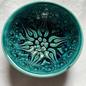 Vintage türkische erhabene Spitzenschale signiert Blau und Grün 3+ Zoll quer - Bild 1 von 15